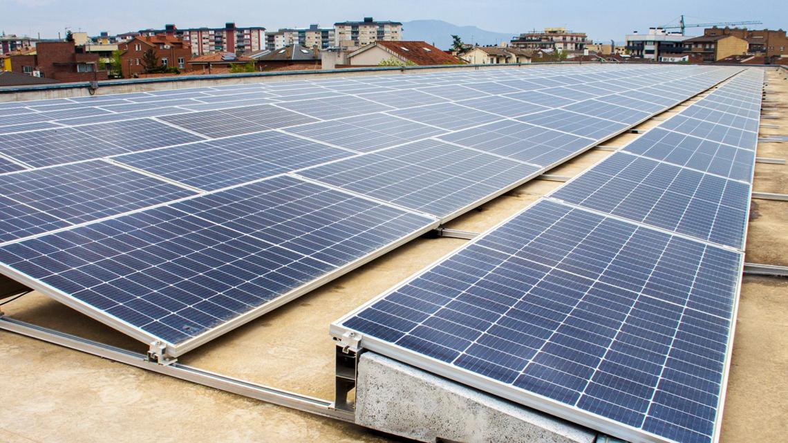 Los paneles solares se sitúan sobre la cubierta de la fábrica de Polylux.