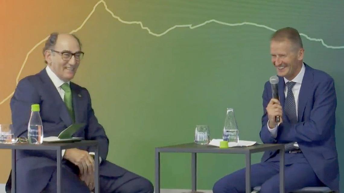 El presidente de Iberdrola, Ignacio Sánchez Galán, junto a Herbert Diess, CEO de Grupo Volkswagen, tras pronunciar las polémicas palabras en la presentación de la gigafactoría de Sagunto.