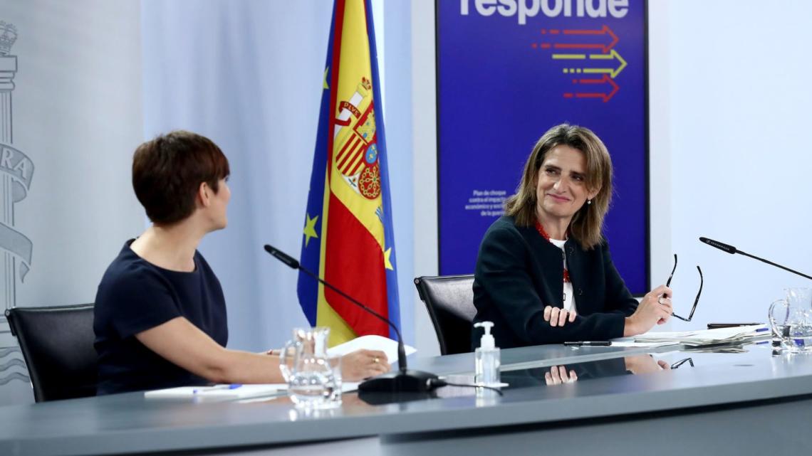 La portavoz del Gobierno, Isabel Rodríguez, y la vicepresidenta tercera y ministra para la Transición Ecológica, Teresa Ribera, en una rueda de prensa anterior.