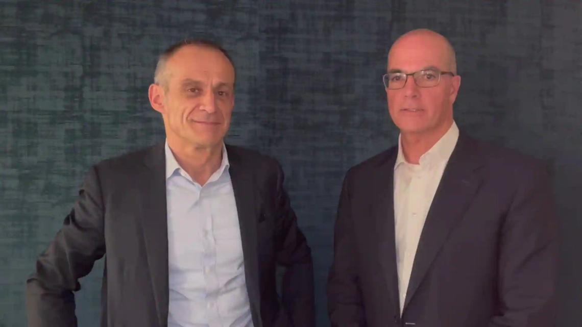 Jean-Pascal Tricoire (izda.), presidente y director ejecutivo de Schneider Electric, y Claudio Facchin, director ejecutivo de Hitachi Energy.
