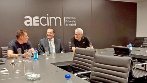 Luis Collado, presidente de AECIM (en el centro), junto a los representantes de los sindicatos.