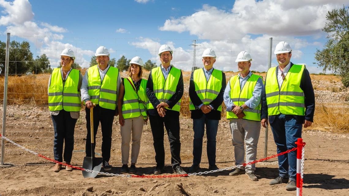 Diferentes personalidades asistieron a la colocación de la primera piedra de uno de los parques fotovoltaicos, que se situará en Villarrubia de los Ojos (Ciudad Real).