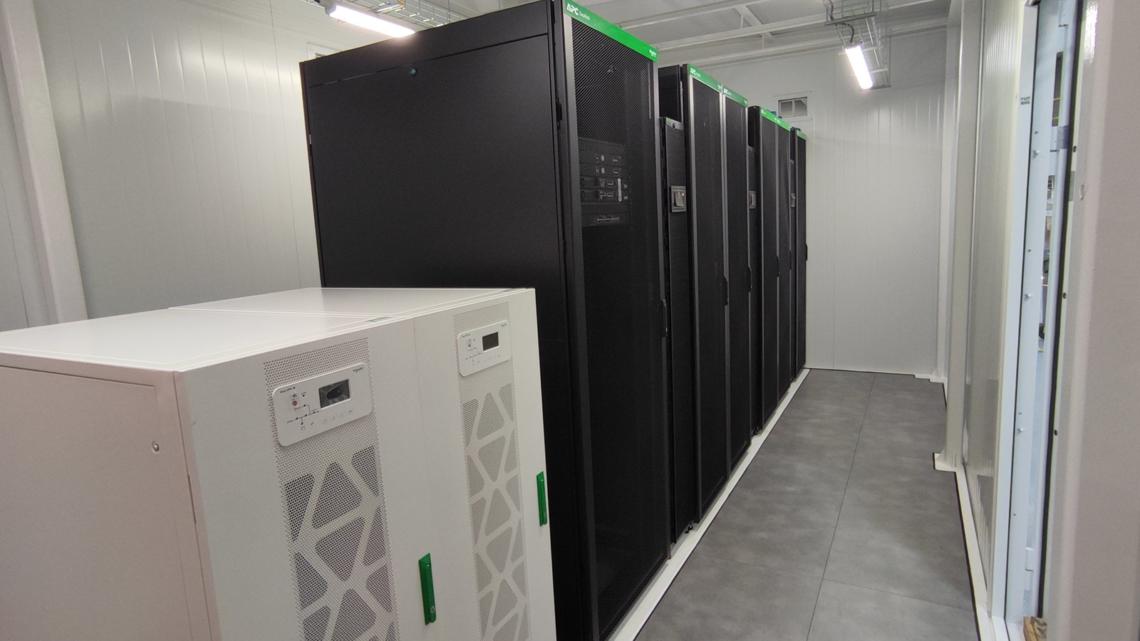 Racks y sistemas de climatización ubicados en el interior de un data center prefabricado.
