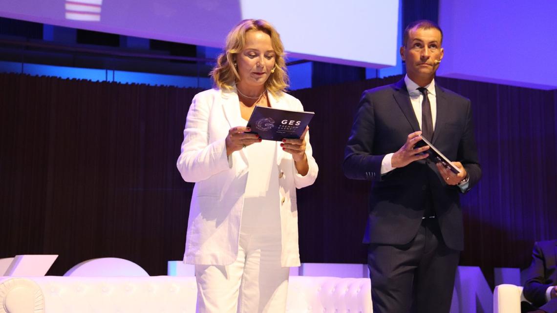 La periodista Carolina Ferre e Iñaki Aramburu, en la inauguración del evento.