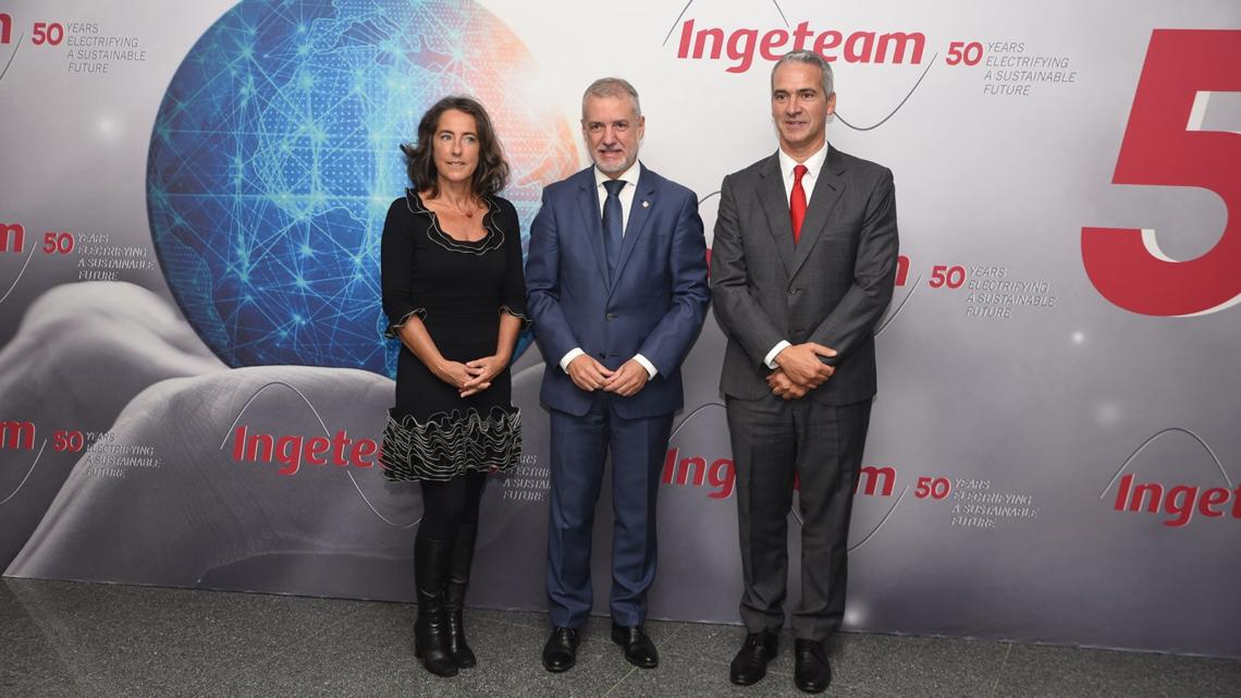 Teresa Madariaga, presidenta de Ingeteam, y Adolfo Rebollo, CEO de la compañía, flanquean al Lehendakari Iñigo Urkullu, durante la celebración del 50 aniversario de Ingeteam.