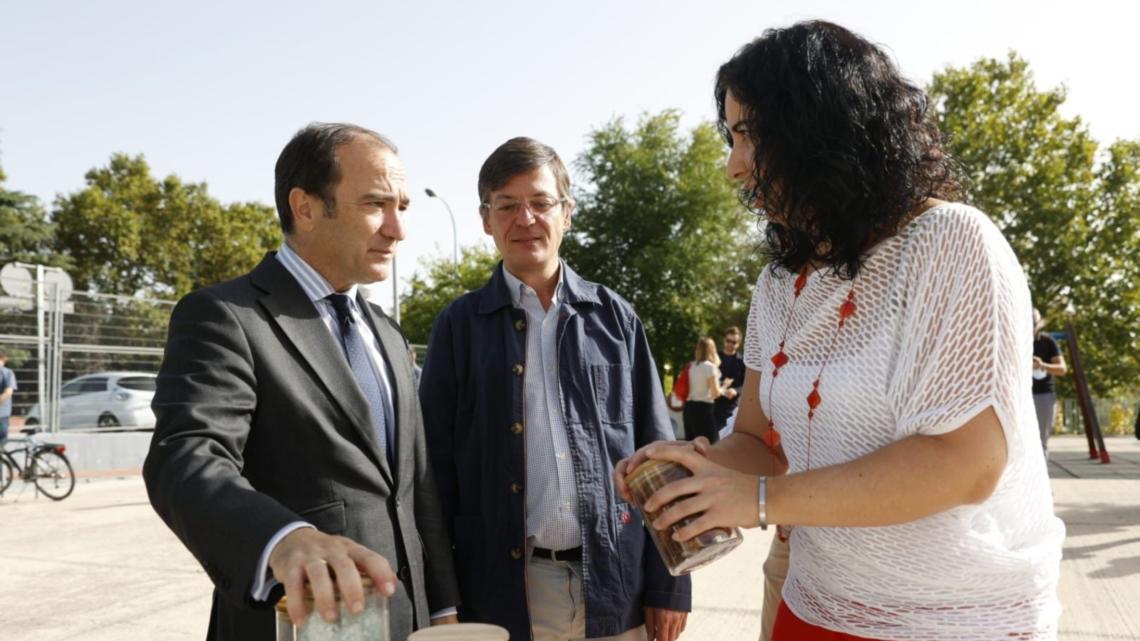 Borja Carabante, delegado del Área de Gobierno de Medio Ambiente y Movilidad, y Patricia Herrero, directora de operaciones de la Fundación Ecolum.