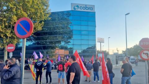 Movilizaciones del pasado miércoles ante la sede central de Cobra en Cataluña.