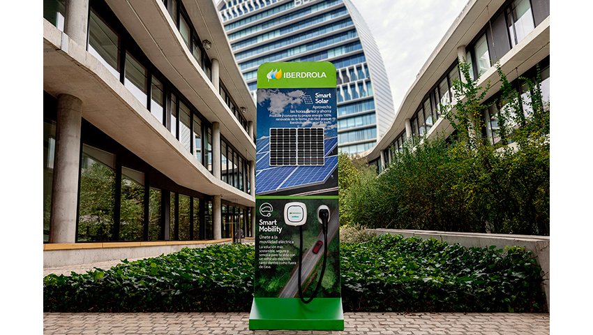 Panel con la propuesta de Smart Solar y Smart Mobility, situado frente a la sede del BBVA en Madrid.
