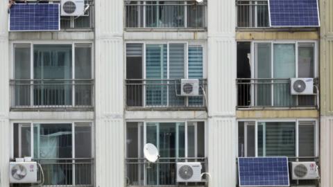 Instalación de placas solares en balcones.