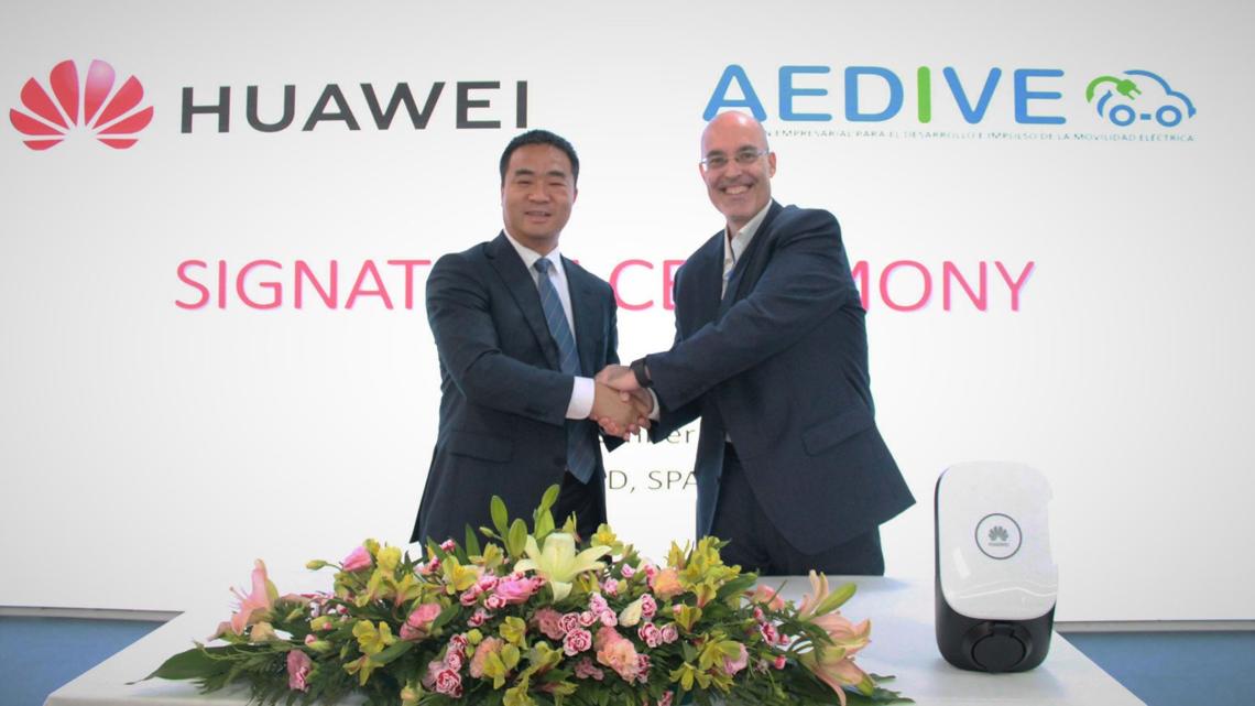 Eric Li, CEO de Huawei España, y Arturo Pérez de Lucia, director general de AEDIVE, rubrican el acuerdo de integración del fabricante en la asociación.