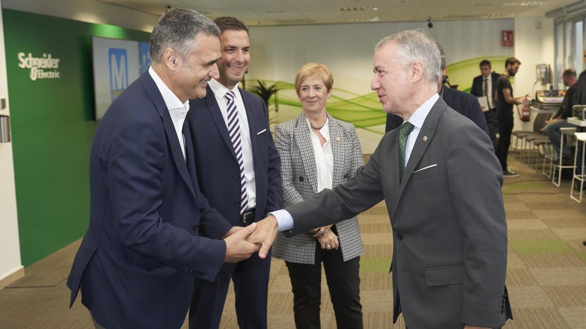 El lehendakari, Iñigo Urkullu (derecha), saluda a Josu Ugarte, presidente de Schneider Electric en Iberia.