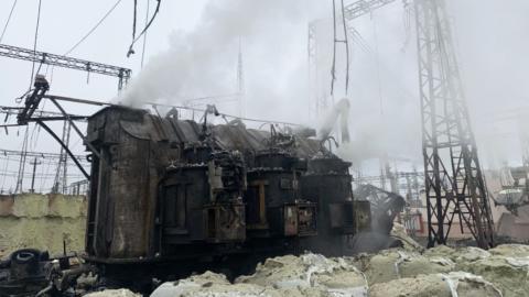 Foto publicada por Ukrenergo, operador del sistema de transmisión de electricidad de Ucrania, que muestra una subestación transformadora destruida por un misil.