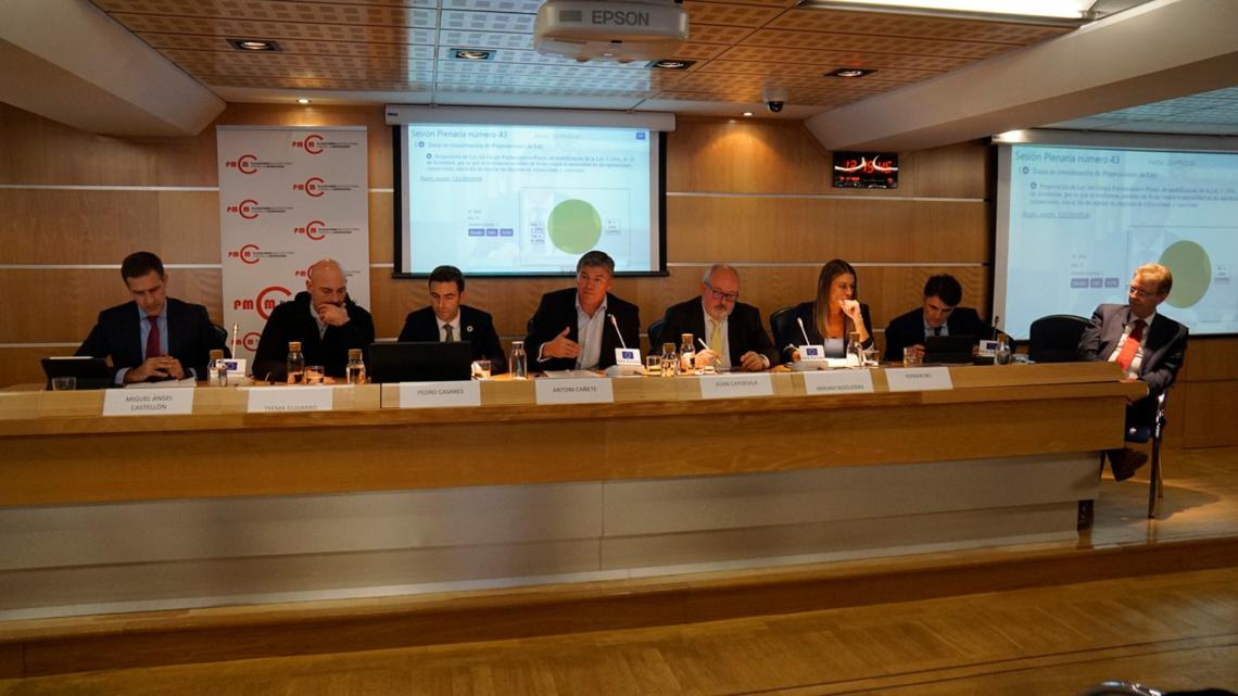 Grupos parlamentarios en la Asamblea Abierta que la Plataforma Multisectorial contra la Morosidad (PMcM) celebró ayer en Madrid.