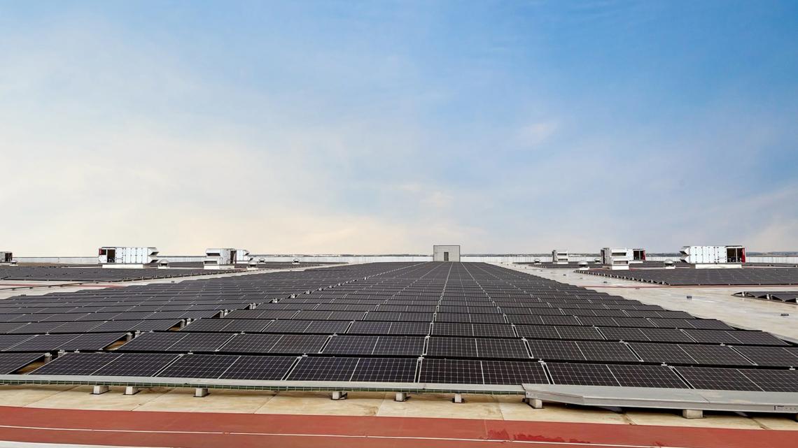 Paneles fotovoltaicos instalados en la cubierta del centro logístico de Amazon de Dos Hermanas.