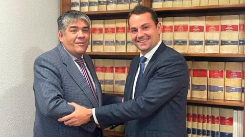 Luis García (izda.), gerente de Dismeva, y Luis Collado García-Margallo, director general de Matel Group, en la firma del acuerdo.