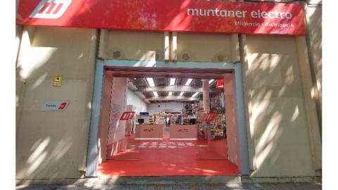 Vista exterior de la tienda de Muntaner Electro Litoral, donde se está implantando la nueva imagen de punto de venta de la empresa.