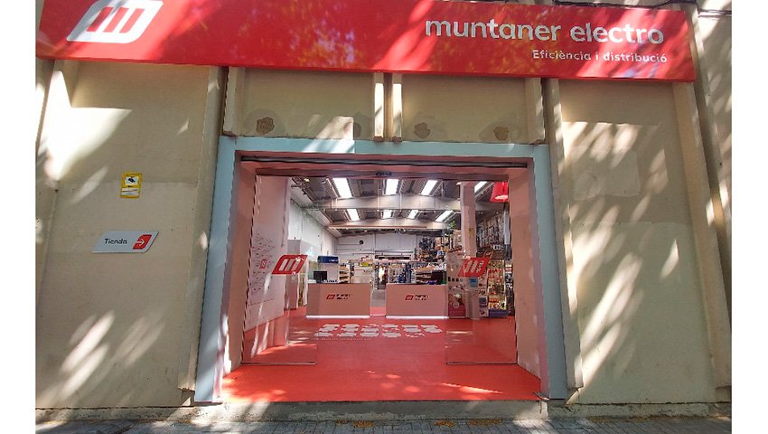Vista exterior de la tienda de Muntaner Electro Litoral, donde se está implantando la nueva imagen de punto de venta de la empresa.