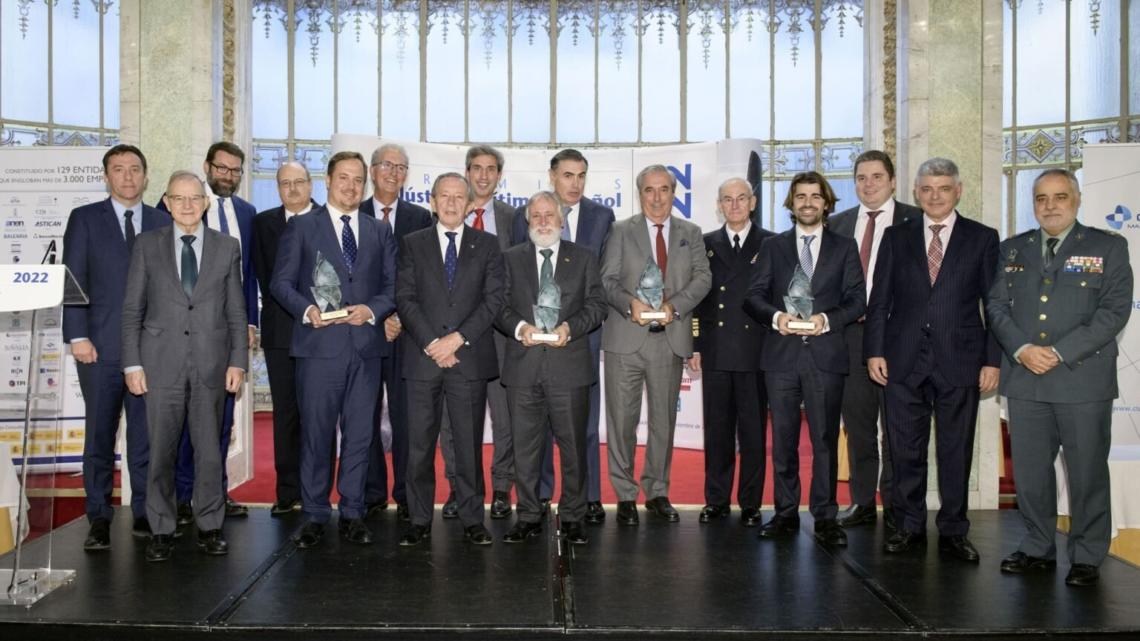 Foto de familia de las personas que entregaron y recogieron los premios anuales del Clúster Marítimo Español.
