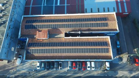 Vista aérea de la instalación fotovoltaica realizada en la sede de Irún de Dinuy.