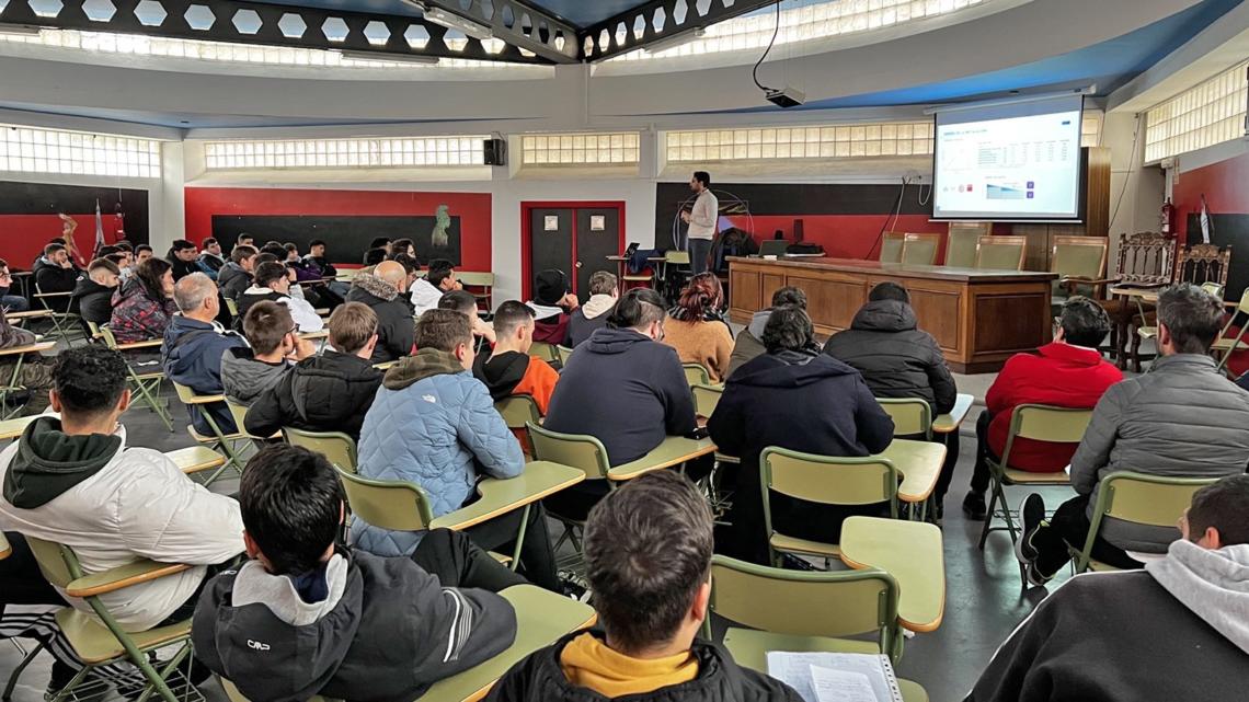 Alejandro Torrubia, especialista del departamento de Energías Renovables de Rexel, durante la charla en el instituto de Astorga.