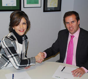 Marta Villanueva, directora general de la Asociación Española para la Calidad (AEC), y Manuel Sayagués, presidente de A3e,  en el momento de la firma del convenio para la puesta en marcha de estos nuevos títulos.
