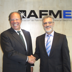 De izda. a dcha.: Andrés Carasso, secretario general-gerente de AFME, y Juan Manuel Fernández, director general de Grupo C de Comunicación, rubrican el acuerdo.