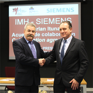 Izda.: Daniel Sainz Charterina, delegado regional de Zona Norte de Siemens, y Joxean Egaña, director gerente del IMH, en la rúbrica del acuerdo en Bilbao.
