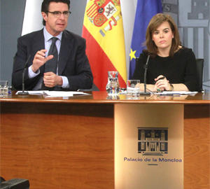 José Manuel Soria, titular de Industria, Turismo y Comercio, junto a Soraya Sáenz de Santamaría, vicepresidenta del Gobierno, en la rueda de prensa del pasado 28 de marzo.