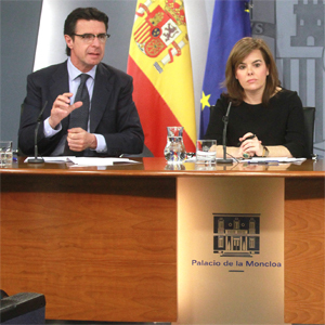 José Manuel Soria, titular de Industria, Turismo y Comercio, junto a Soraya Sáenz de Santamaría, vicepresidenta del Gobierno, en la rueda de prensa del pasado 28 de marzo.