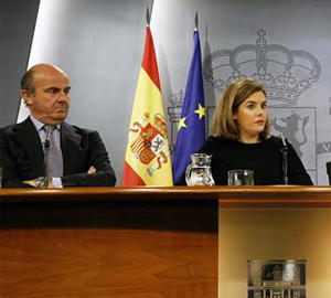 Luis de Guindos y Soraya Sáenz de Santamaría, en el último Consejo de Ministros, el pasado 3 de octubre.