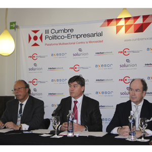 Antoni Cañete (centro), presidente de la Plataforma PMcM, junto a Andrés Carasso (izda.) y Alfredo Berges, miembros de la junta directiva, en el encuentro con la prensa.