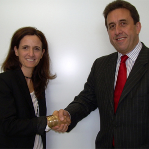 Helena Grau, fundadora y directora general de matmax, sella el acuerdo con Miguel A. García Argüelles,