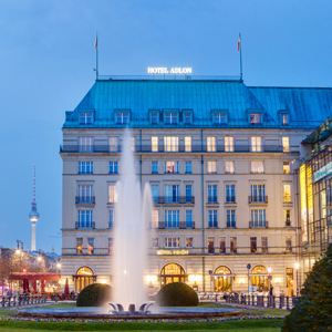 Vista exterior del Hotel Adlon Kempinski en Berlín (Alemania).