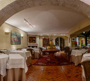 Interior del restaurantedel hotel Pont de l’Ouysse, cerca de Burdeos (Francia).