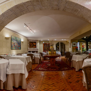 Interior del restaurantedel hotel Pont de l’Ouysse, cerca de Burdeos (Francia).