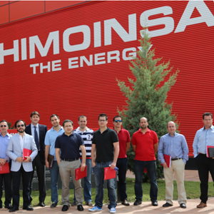 La representación de ingenieros industriales posó en el exterior de la instalaciones de Himoinsa en San Javier (Murcia).