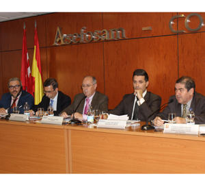 Representantes de Asefosam, Amiitel, el colectivo de administradores de fincas, la Dirección General de Industrial de Madrid y Chint Electrics, durante el acto de presentación de la guía.