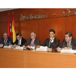 Representantes de Asefosam, Amiitel, el colectivo de administradores de fincas, la Dirección General de Industrial de Madrid y Chint Electrics, durante el acto de presentación de la guía.
