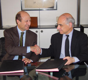De dcha. a izda.: Luis Lopezbarrena, CEO de Simon Holding, y Lluís Comerón, decano del COAC,, en la firma del convenio el pasado 4 de mayo.