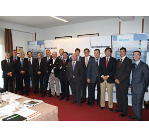 Directivos participantes en la mesa redonda, junto a los representantes de Siemens y de Cuadernos de Material Eléctrico.
