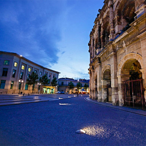 Perspectiva del centro urbano de Nîmes (Francia).