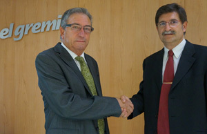 Joan Fornés (dcha.), nuevo presidente del Gremi d’Instal·ladors de Lleida, es felicitado por Pere Miquel Guiu, su antecesor en el cargo.