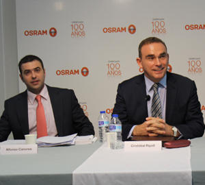 Cristóbal Ripoll (dcha.), director general de Osram, y Alfonso Canorea, director comercial de la compañía, durante la conferencia de ayer en su sede de Tres Cantos (Madrid).