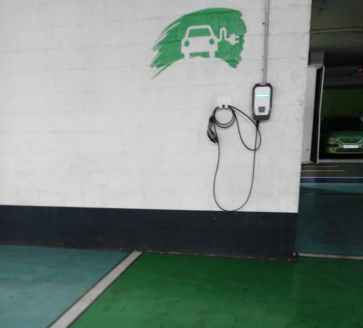 Punto de recarga de vehículos eléctricos en un garaje.