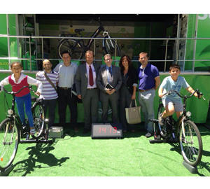 Instantánea de la visita de la exposición itinerante en Santiago de Compostela (A Coruña), ciudad que ganó el concurso que Schneider Electric promovía en esta gira.