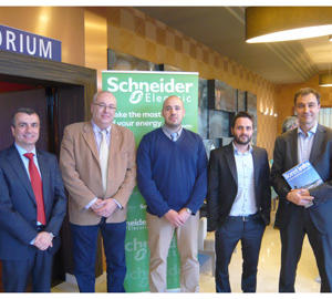 Directivos de Schneider Electric, junto a Josep Franch, gerente del Gremi Hostaleria Lloret de Mar, y Aleix Ridaura, fundador de Habitat PROjects.