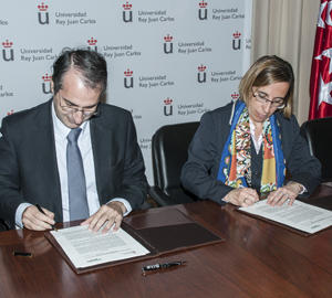 Fernando Suárez, rector de la universidad URJC, y Raquel Espada, directora de Energy and Sustainability Services España (ESS) de Schneider Electric, rubricaron el acuerdo el pasado 29 de abril.