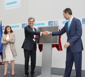 S.M. el Rey Felipe VI inaugura oficialmente el Centro de Innovación de Siemens con Joe Kaeser, presidente mundial de la compañía, y Rosa García, su presidenta en España.