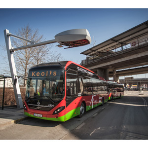Los autobuses de la línea 73 de Estocolmo están equipados con un motor eléctrico cuyas baterías se cargarán en las estaciones de