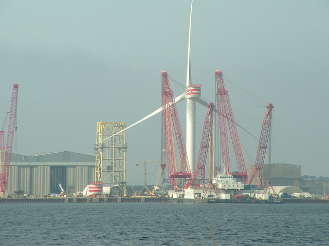 Montaje de una turbina eólica gigante en Escocia.